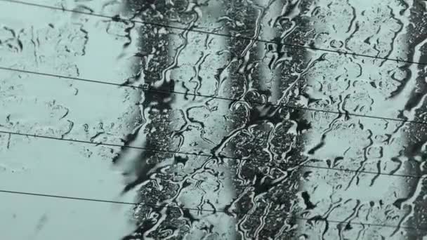 Yağmurlu bir günde, arabayı durdurup yağmur yağarken arabanın ön camına videolar çekiliyor. Üzgün ve yalnız hissediyorum.. — Stok video