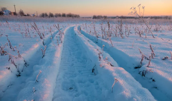 Paisaje Invierno Huellas Neumáticos Nieve Camino Nieve Foto Alta Calidad —  Fotos de Stock