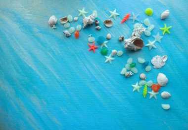 Deniz kabukları yaz arkaplanı. Pek çok farklı deniz kabuğu, turkuaz titreşimli vuruşların arka planında deniz yıldızı. Yaratıcı düz pankart, deniz kabuğu ve çakıl taşlı çalışma alanı kompozisyonu, boş sol alt üçgen. uzay fotoğrafını kopyala. Yüksek kalite çekim