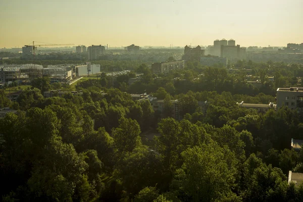 Зеленое лето Санкт-Петербург вид на город с крыши — стоковое фото
