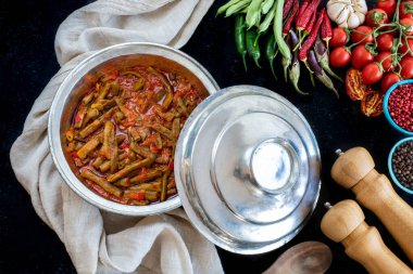 Zeytin yağıyla pişirilmiş yeşil fasulye. Zeytinyagli taze fasulye . Vejetaryen ve vejetaryen yemekleri. 