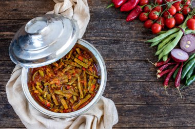 Zeytin yağıyla pişirilmiş yeşil fasulye. Zeytinyagli taze fasulye . Vejetaryen ve vejetaryen yemekleri. 