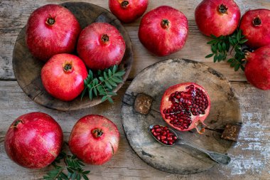 Tabakta kırmızı narlar var. Olgun nar hasadı. 