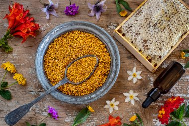 Balpeteği ve polenli organik bal. Masa üstü görüşlü antioksidan yiyecekler konsepti. 