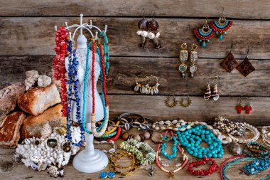 Kolyeler, küpeler, yüzükler ve kolyeler gibi birçok çeşit bijouterie. Mücevher konsepti. 