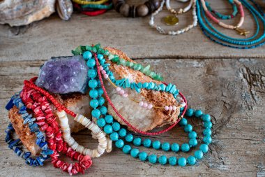 Kolyeler, küpeler, yüzükler ve kolyeler gibi birçok çeşit bijouterie. Mücevher konsepti. 