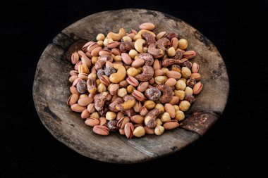 Masada çeşitli fındıklar var. Fıstık, fındık ve fındık gibi fındık.. 