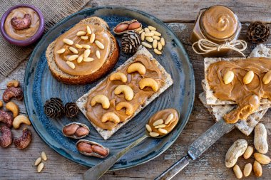 Ekmeğin üstünde fıstık ezmesi ve sandviç.