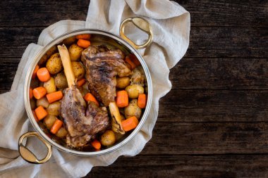 Bir tabak ızgara kuzu pilav, küçük tabak, havuç. Tandir kebabi 