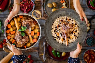 Bir tabak ızgara kuzu pilav, küçük tabak, havuç. Tandir kebabı. Ailenle iftar.