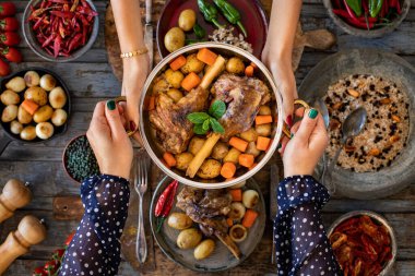 Bir tabak ızgara kuzu pilav, küçük tabak, havuç. Tandir kebabı. Ailenle iftar.