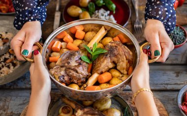 Bakır tencerede pilau, küçük tabaklar ve havuçlarla pişirilmiş bir lamba. Tandir kebabi ve ic pilav. Sebzeli pilav ve şiş manzarası..  