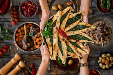 Tabakta ıspanaklı ve otlu Pita. Ipanakli ve otlu pide. Yemek konseptini üst görüşe sunmak ve paylaşmak. 