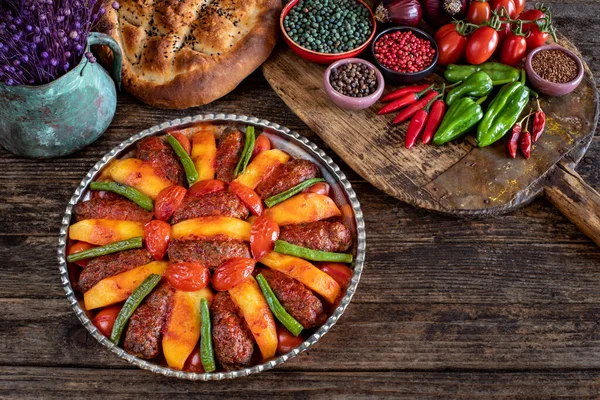 İzmir Kofte adında yerel yiyecekler. İftar konsepti. Yerel ev yapımı gıdaların çeşitliliği. 