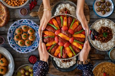 Aile üyelerinin elinde birçok çeşit yiyecek var. İzmir Kofte adında yerel yiyecekler
