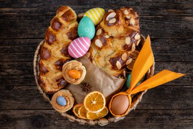 Paskalya çörekleri ve paskalya yumurtaları masada. Masa üstü görünümlü Paskalya konsepti. 