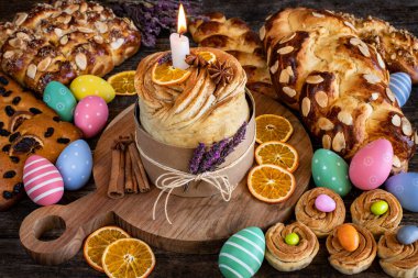 Paskalya çörekleri ve paskalya yumurtaları masada. Masa üstü görünümlü Paskalya konsepti. 