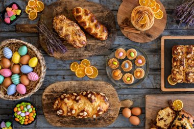 Paskalya çörekleri ve paskalya yumurtaları masada. Masa üstü görünümlü Paskalya konsepti. 
