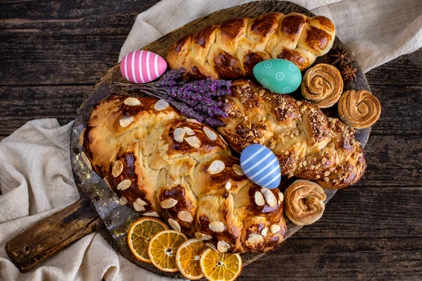 Wielkanocne Bułeczki Pisanki Stole Koncepcja Wielkanocna Widokiem Stół — Zdjęcie stockowe