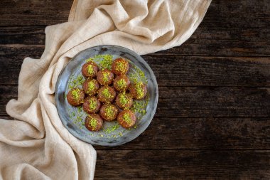 Masada şerbetli ve şam fıstıklı tatlılar. Sekerpare adında yerel tatlılar, kemalpasa 