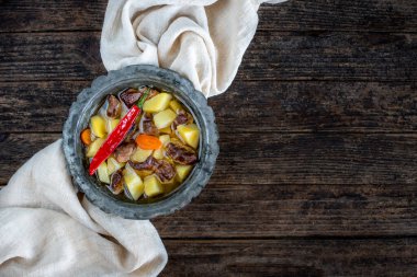 Sebzeli et güveci. Orman kebabı. Bakır tabakta ya da tencerede pişmiş yiyecekler. 