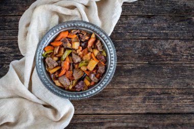 Sebzeli et güveci. Orman kebabı. Bakır tabakta ya da tencerede pişmiş yiyecekler. 