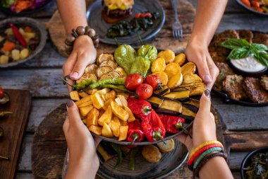Patlıcan, domates, patates, kabak ve biberle kızartılmış sebzeleri karıştır. karisik kizartma . Vejetaryen ve vejetaryen yemekleri masaya.. 