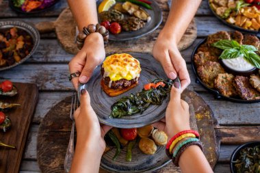 İki kadının elinde patates püresi ve peynirli köfte. Hasanpasa Kofte 