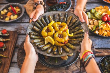 Dolma ve Yaprak Sarmasi ya da dolmades adında pirinç ile doldurulmuş üzüm yaprakları ve dolmalık biberler. Türk, Yunan ve Lübnan yemekleri. 