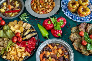 Tabaklarda kizartma, börek ve dolma gibi çok yemek var.