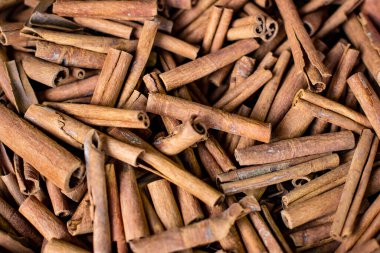 Bir sürü tarçın çubuğu. 