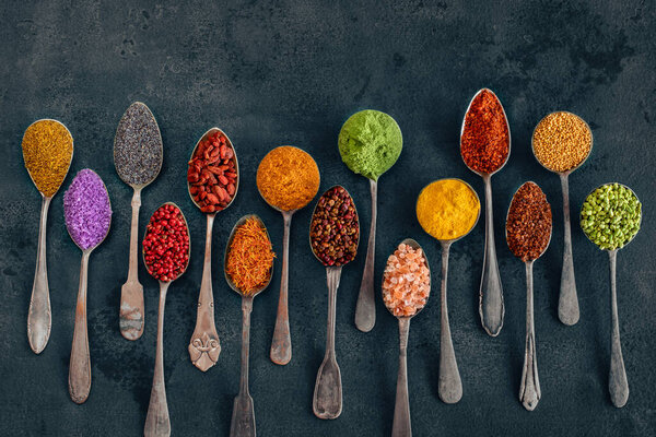 Много различных разноцветных специй и сухофруктов на столе. Концепция фона со специями.