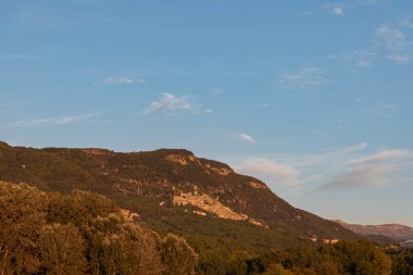 Pesche 'li Panorama, Molise' nin Isernia iline bağlı bir köy, San Marco Dağı 'nın dik yamaçları boyunca tünemiş, dağın yeşilliğine ve taşların grisine karşı beyaz bir nokta..