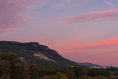 Pesche 'li Panorama, Molise' nin Isernia iline bağlı bir köy, San Marco Dağı 'nın dik yamaçları boyunca tünemiş, dağın yeşilliğine ve taşların grisine karşı beyaz bir nokta..