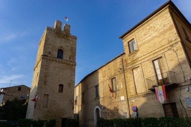 Torre San Giovanni veya della Candelora, Lanciano Vecchia bölgesinde yer almaktadır.