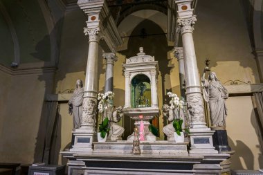 San Francesco kilisesi ya da Ayin Mucizesi 'nin mabedi Keşişler Küçük Konvansiyonel Manastırı' na eklenmiştir. Lanciano 'nun Ayin mucizesinin ünlü kalıntılarını içeriyor..