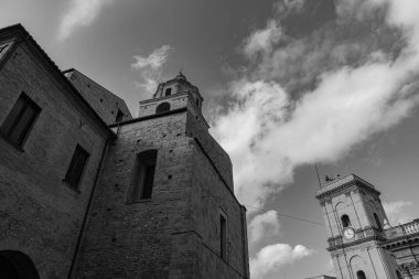 San Francesco kilisesi ya da Ayin Mucizesi 'nin mabedi Keşişler Küçük Konvansiyonel Manastırı' na eklenmiştir. Lanciano 'nun Ayin mucizesinin ünlü kalıntılarını içeriyor..
