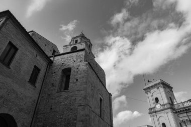 San Francesco kilisesi ya da Ayin Mucizesi 'nin mabedi Keşişler Küçük Konvansiyonel Manastırı' na eklenmiştir. Lanciano 'nun Ayin mucizesinin ünlü kalıntılarını içeriyor..