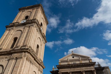 Madonna del Ponte Katedrali Lanciano 'nun başlıca ibadet yeridir. Şubat 1909 'da Papa X. Pius onu küçük bazilika rütbesine yükseltti ve 1940' ta Ulusal Anıt ilan edildi.