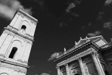 Madonna del Ponte Katedrali Lanciano 'nun başlıca ibadet yeridir. Şubat 1909 'da Papa X. Pius onu küçük bazilika rütbesine yükseltti ve 1940' ta Ulusal Anıt ilan edildi.