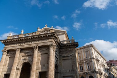 Madonna del Ponte Katedrali Lanciano 'nun başlıca ibadet yeridir. Şubat 1909 'da Papa X. Pius onu küçük bazilika rütbesine yükseltti ve 1940' ta Ulusal Anıt ilan edildi.
