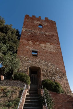 Sikik herif. Corsini Parkı. Güçlendirilmiş kuleler. 