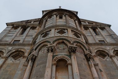 Piazza del Duomo 'nun merkezinde yer alan Santa Maria Assunta Katedrali, aynı zamanda Piazza dei Miracoli olarak da bilinir..