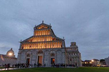 Piazza del Duomo 'nun merkezinde yer alan Santa Maria Assunta Katedrali, aynı zamanda Piazza dei Miracoli olarak da bilinir..