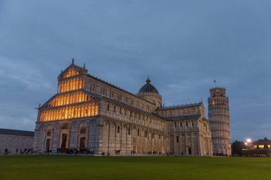 Piazza del Duomo 'nun merkezinde yer alan Santa Maria Assunta Katedrali, aynı zamanda Piazza dei Miracoli olarak da bilinir..