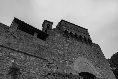 San Gimignano, Toskana 'da bir şehirdir. 13. yüzyıl duvarlarıyla çevrili olan tarihi merkezinin en önemli parçası Piazza della Cisterna 'dır. Ortaçağ kulelerinin siluetinde Torre Grossa taşın altında duruyor..