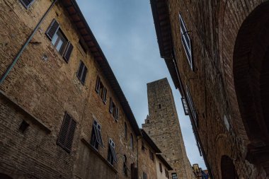 San Gimignano, Toskana 'da bir şehirdir. 13. yüzyıl duvarlarıyla çevrili olan tarihi merkezinin en önemli parçası Piazza della Cisterna 'dır. Ortaçağ kulelerinin siluetinde Torre Grossa taşın altında duruyor..