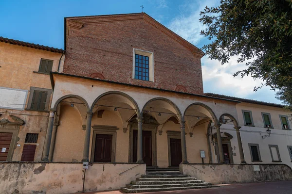 サンサルヴァトーレ修道院はフチェッキオに位置しています 986年に設立され 教会は中世の痕跡を残しています 例えば 無数の窓 レンガ造りのアーチの遺跡などです — ストック写真