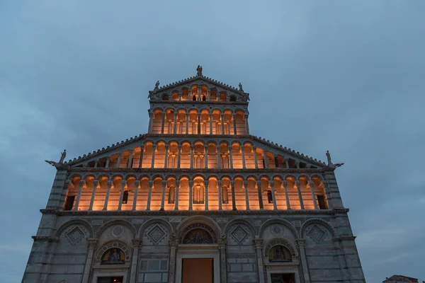 圣玛利亚大教堂 Santa Maria Assunta 位于多摩广场 Piazza Del Duomo 的中心 也被称为米兰科利广场 — 图库照片