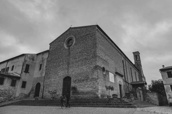 聖アゴスティーノ教会は シエナ ヴァル デルサ モンタルチーノ大司教のシエナ県のサン ジミニャーノの歴史的中心部にあるカトリックの礼拝所です — ストック写真